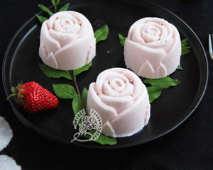 淡雅的粉玫瑰酸奶草莓慕斯