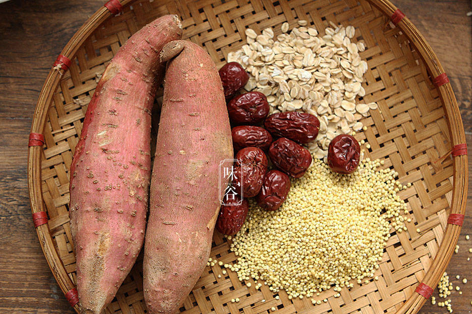 秋天补充营养去秋燥不如多吃红薯，以小米、红薯和燕麦为主要食材熬成粥3