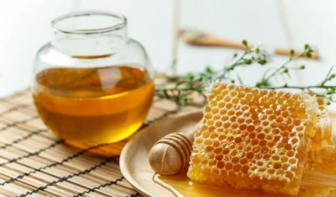 天然食品蜂蜜泡水喝食疗功效更佳1