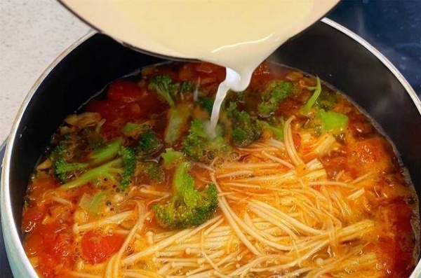春季开胃菜谱-西红柿蔬菜汤的做法9