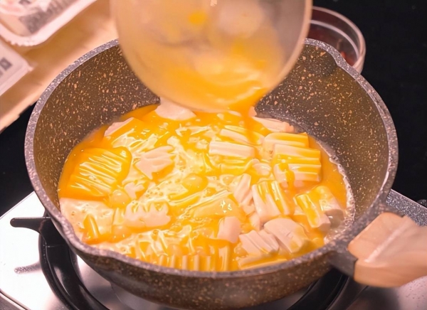 豆腐抱蛋怎么做-豆腐抱蛋的做法4