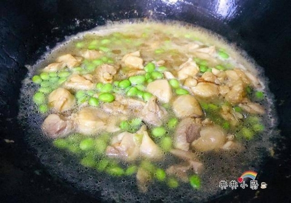 毛豆米烧鸡腿肉怎么烧好吃-毛豆米烧鸡腿肉的做法6