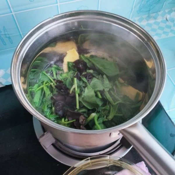 菠菜蛋饺汤怎么做好吃-菠菜蛋饺汤的做法8