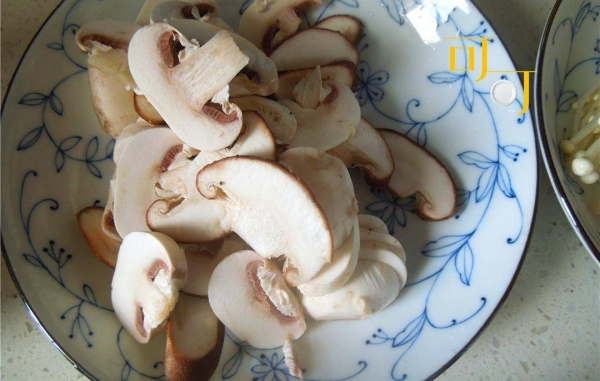 墨鱼干和什么煲汤最好-墨鱼干菌菇汤怎么做7